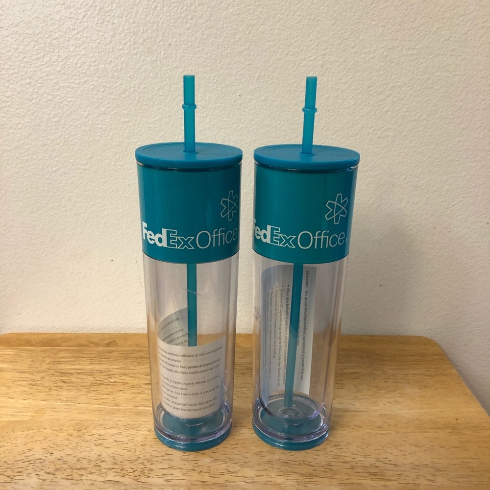 New set of 2 FedEx office Plastic glass with lid and straw.